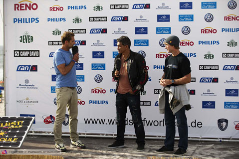 sy14_ls_robert_teriitehau_and_robby_naish_on_stage.jpg